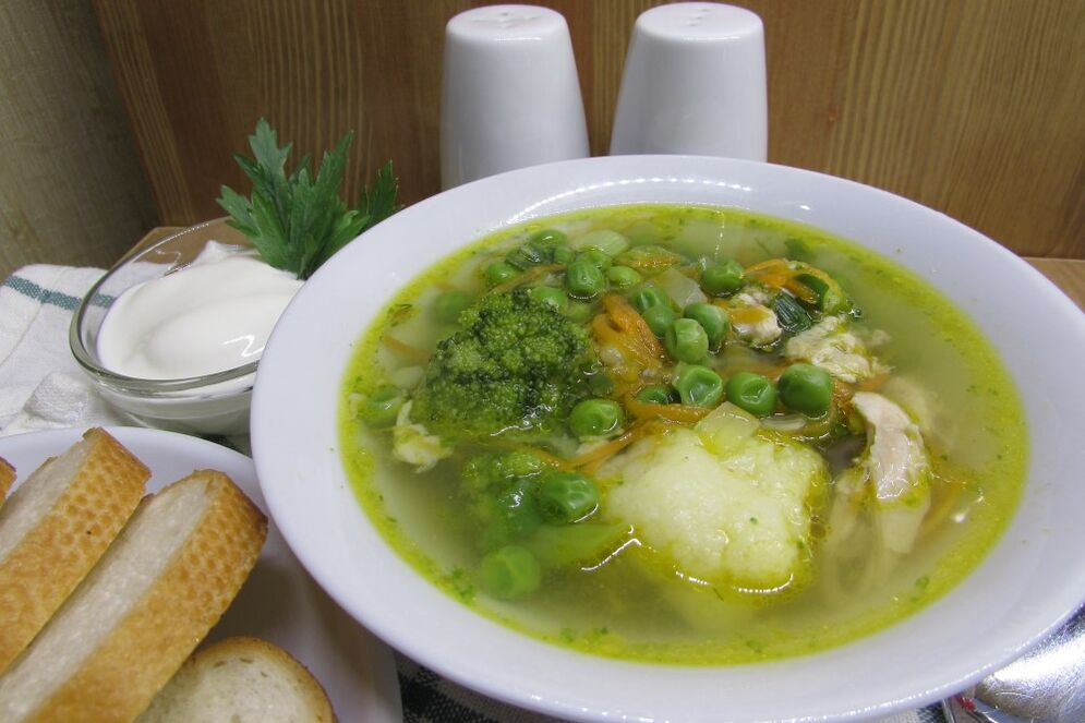 Мясны булён з каляровай капустай і брокалі